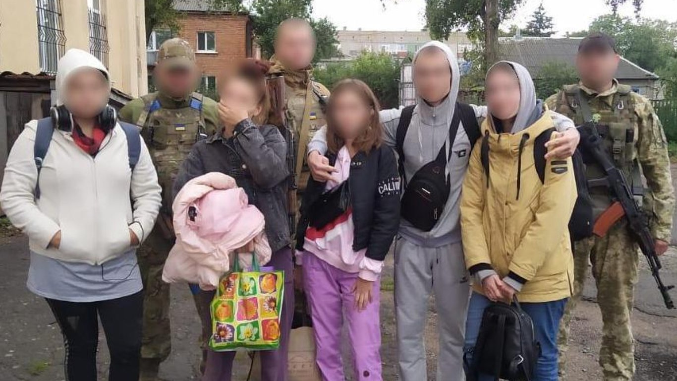 Прикордонники врятували п'ятьох дітей, який у підвалі закрили російські загарбники
