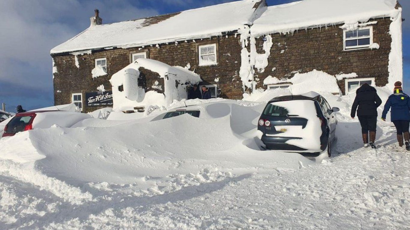 В Британии людям пришлось три дня прожить в пабе из-за снежного шторма