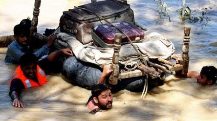 Наводнение может затопить треть территории Пакистана: погибших уже больше тысячи - 285x160
