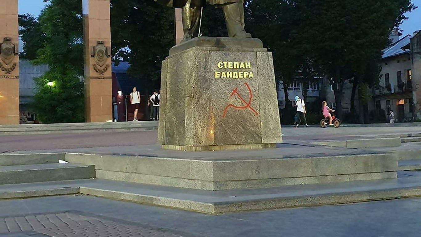 Дівчина справила нужду під пам'ятником Бандери у Львові – інформація поліції