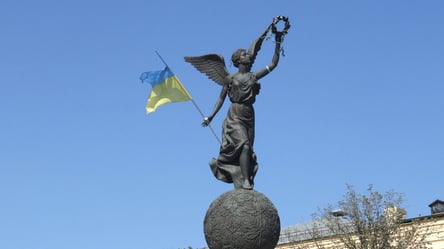 З0 років незалежності: у Харкові "викупали" пам'ятник "Україна, що летить". Фото - 285x160