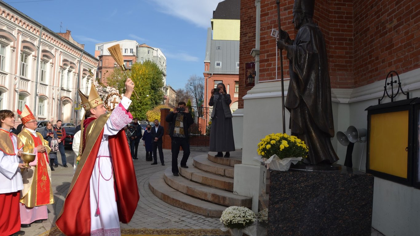 Памятник Папе Римскому в Харькове - фото