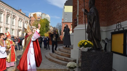 Пам'ятник Папі Римському відкрили та освятили в Харкові. Відео - 285x160