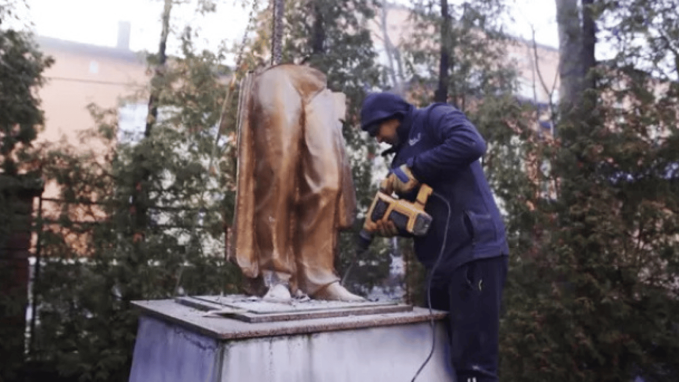 Пам'ятник Пушкіну у Чернівцях демонстрували – він був останній