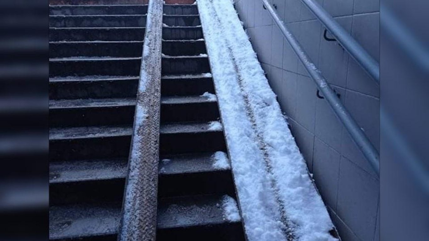 Сніг у Києві - у місті не чистять переходи - фото