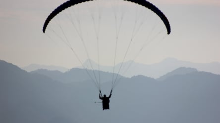 Невдало стрибнув з парашутом: у Львові третю добу рятують юнака - 285x160