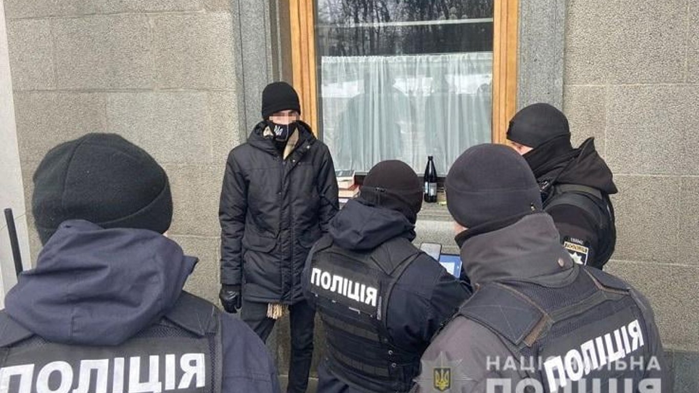 У Києві львів'янин кинув молоток у вікно Верховної Ради