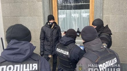 Готувався заздалегідь: в Києві затримали чоловіка, який кинув молоток у вікно Верховної Ради - 285x160