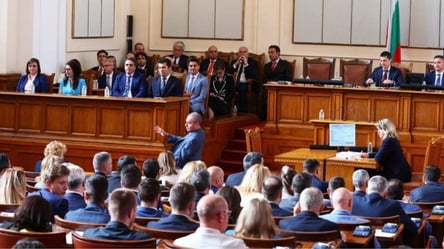 Болгария впервые одобрила военную помощь Украине - 285x160