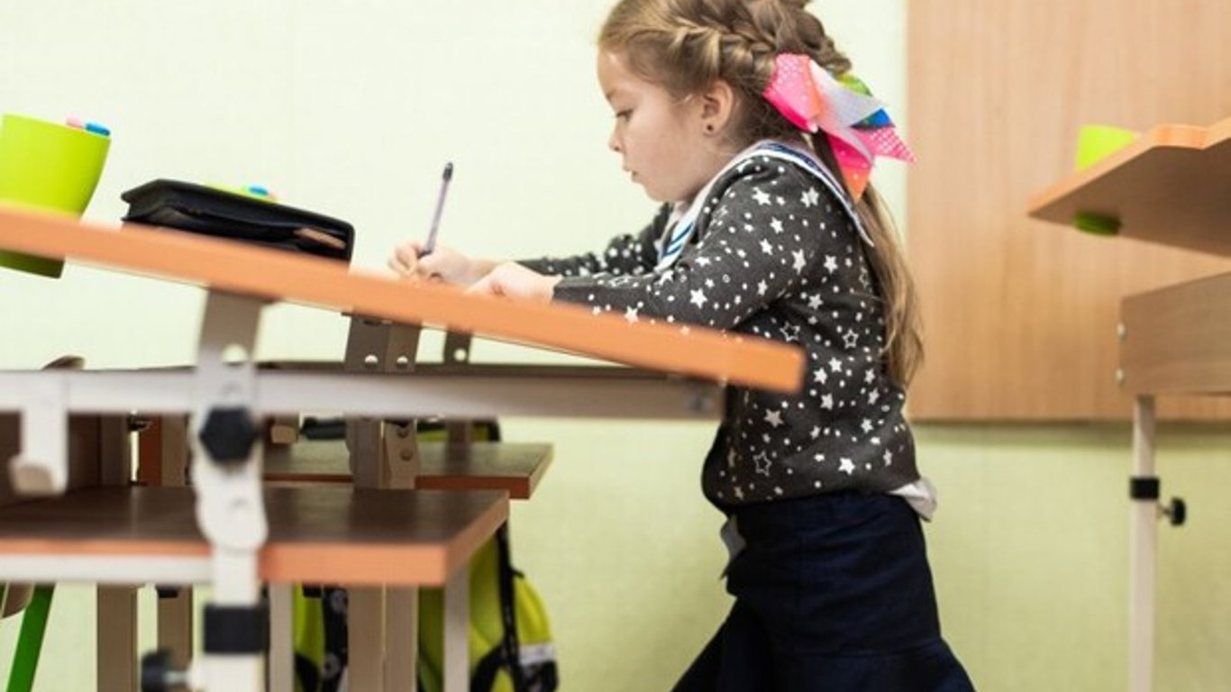 У Львові в школах встановили парти-конторки