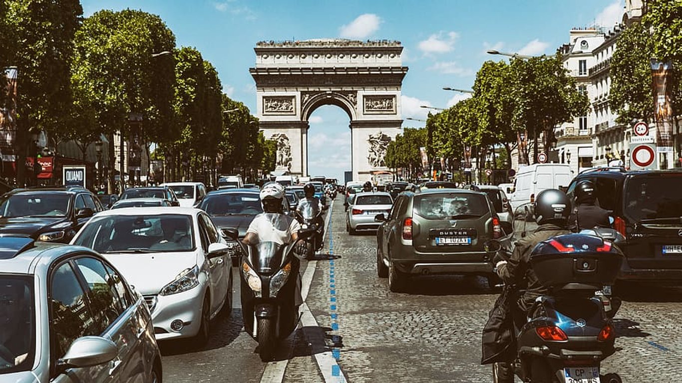 У столиці Франції істотно обмежили швидкість транспорту на дорогах