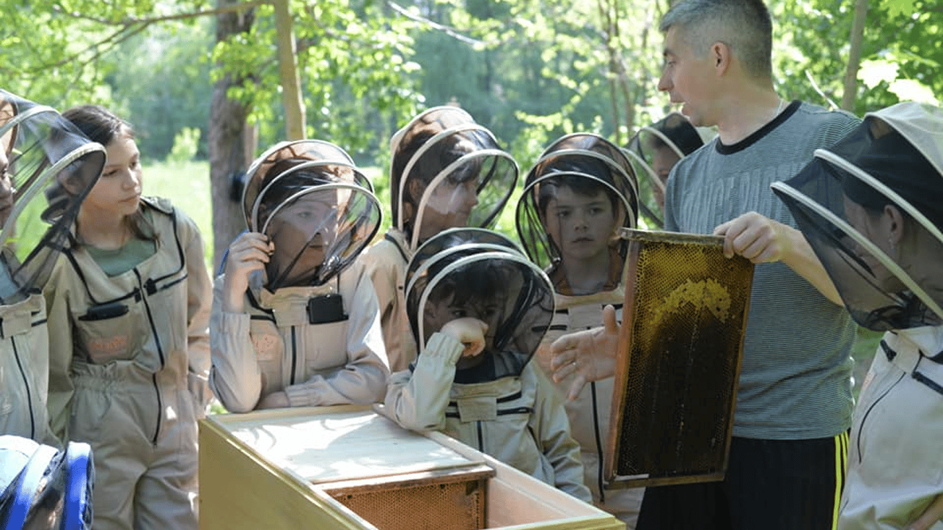 Дети сами добывают мед под Киевом