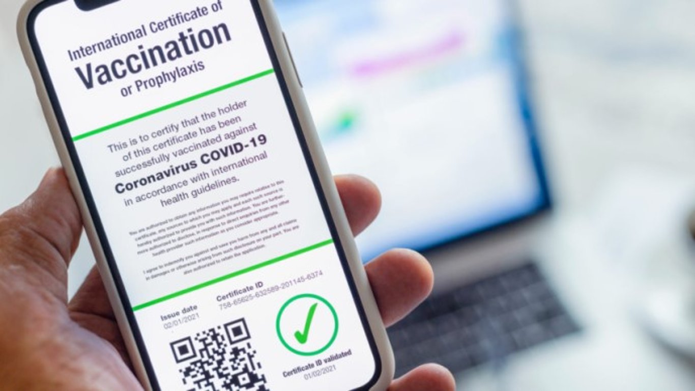 Сертифікат вакцинації – на Київщині викрили схему підробки COVID-паспортів