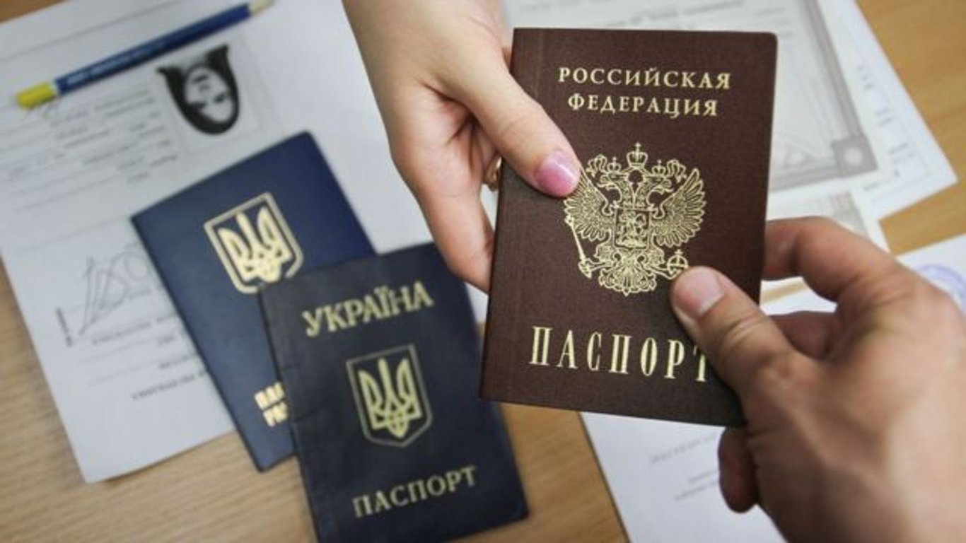 Окупанти роздаватимуть паспорти в Херсонській та Запорізькій областях за кримським досвідом