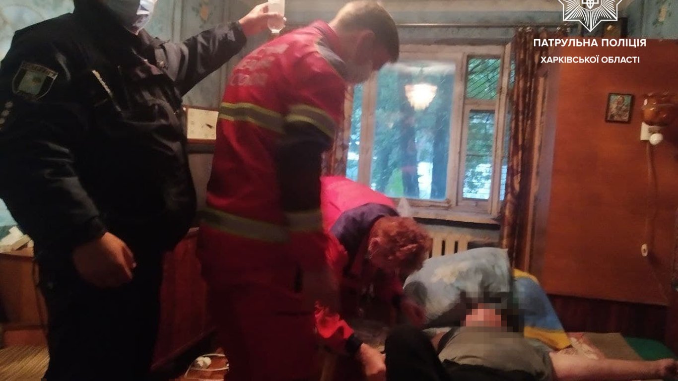 Патрульные помогли с госпитализацией пожилого мужчины в Харькове
