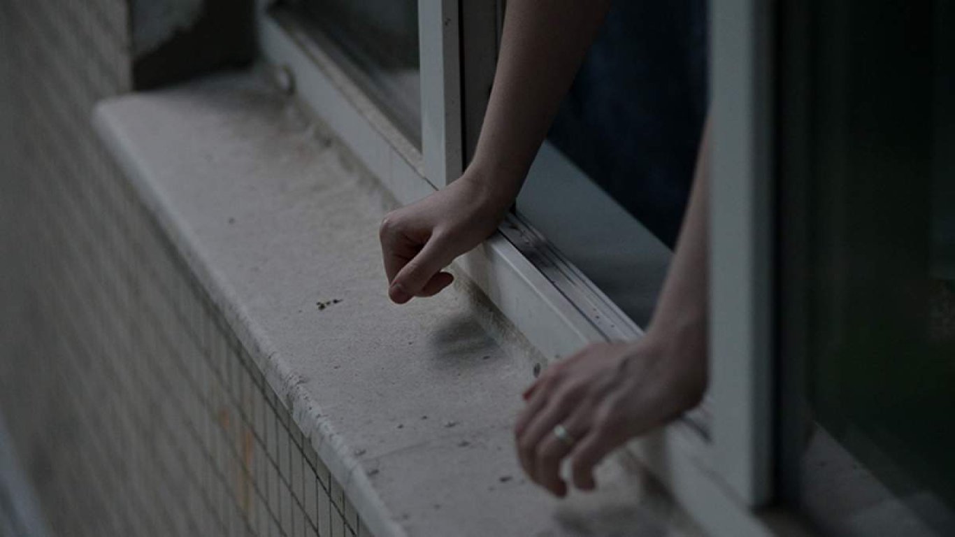 В Одессе молодой человек выпрыгнул из окна многоэтажки