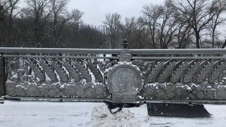 На знаменитом мосту Патона начали менять уникальные перила на ржавые, с надписями на старом русском языке - 285x160