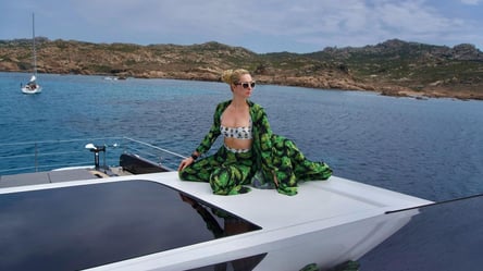Яхта и фото в бикини: Пэрис Хилтон отдыхает на Корсике с женихом - 285x160