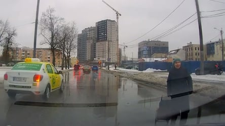 Пешеходы на дорогах Харькова: из-за нечищеных тротуаров ситуация с ДТП обострилась - 285x160