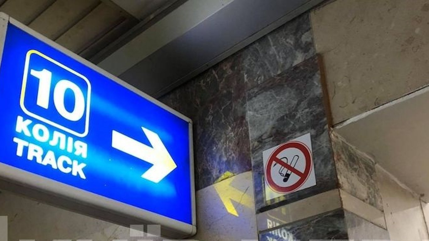 Центральний залізничний вокзал - плитку приклеїли скотчем - Новини Києва