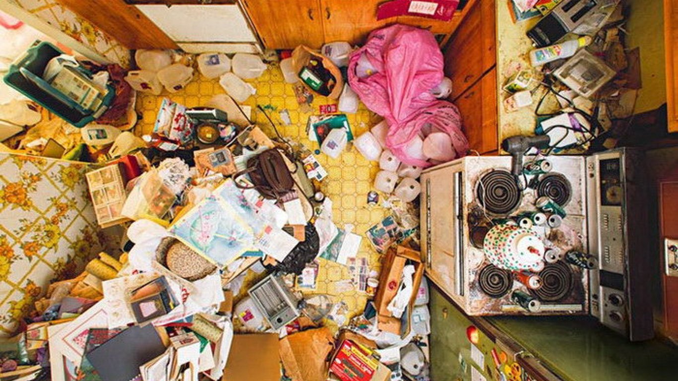 У Києві бабуся живе в смітті на вулиці - що відомо