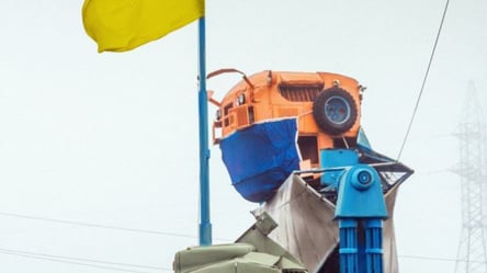 Под Одессой на 10-метрового робота надели медицинскую маску. Фото - 285x160
