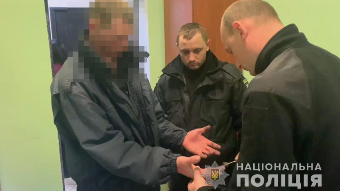 Под Одессой разбойник жестоко избил пенсионерку ногами и табуреткой