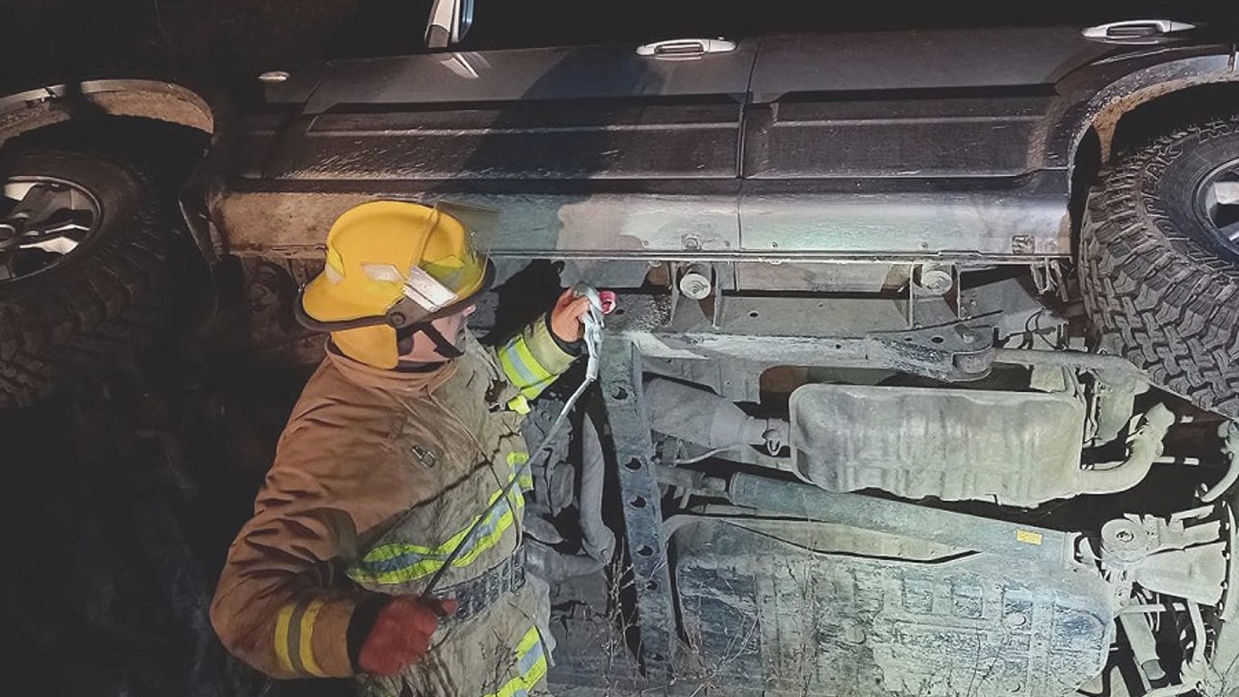В Одесской области спасатели вытаскивали из кювета машину