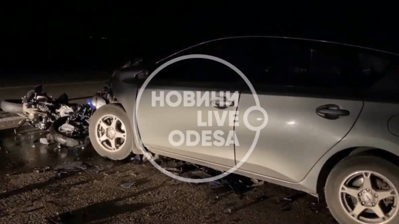 Под Одессой Toyota въехала в мотоцикл - есть погибший