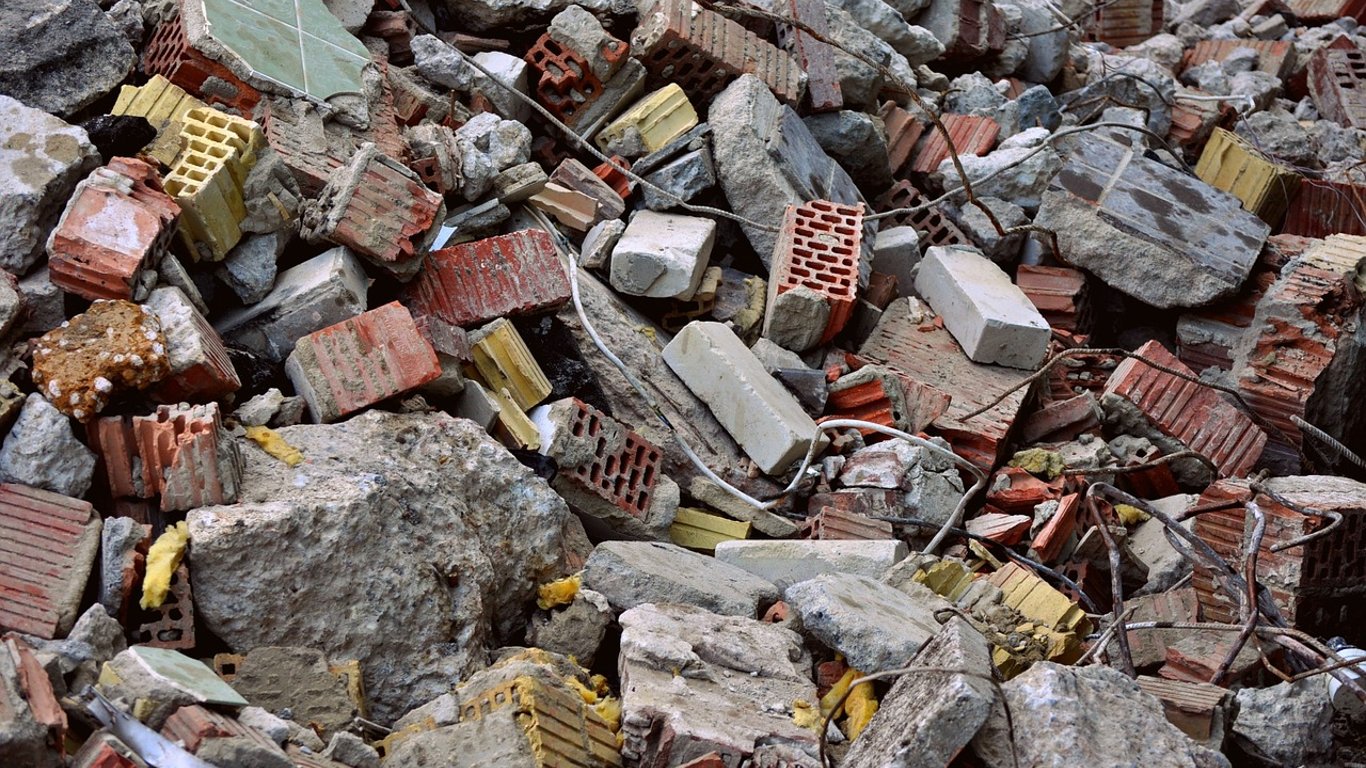Под Одессой устроили стихийную свалку - сбрасывают мусор в военном городке