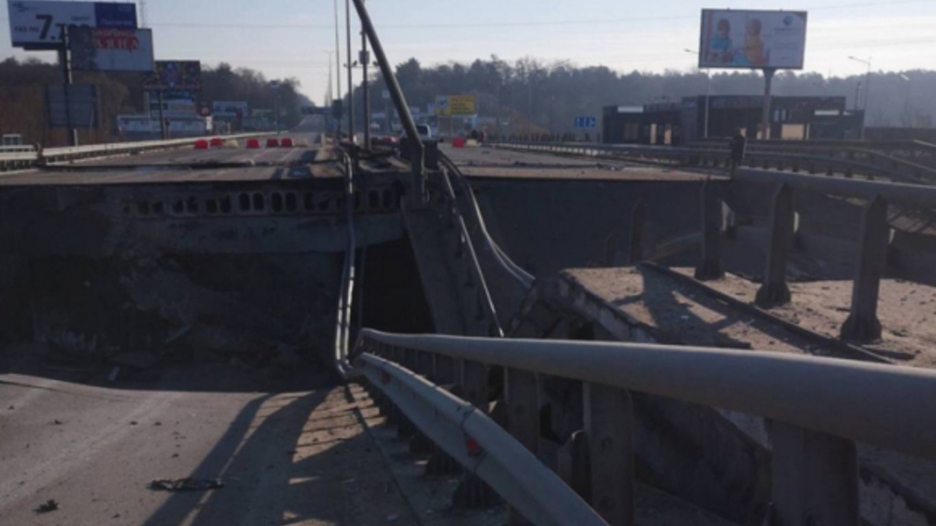 На Киевщине взорвали мост на трассе Киев-Чоп