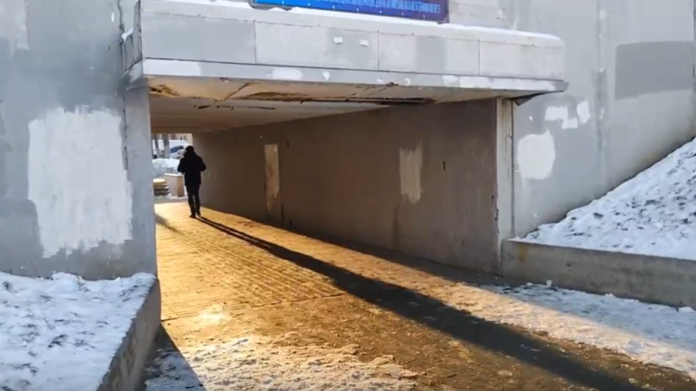 Подземные переходы в Киеве - на Героев Днепра рассыпается переход - видео