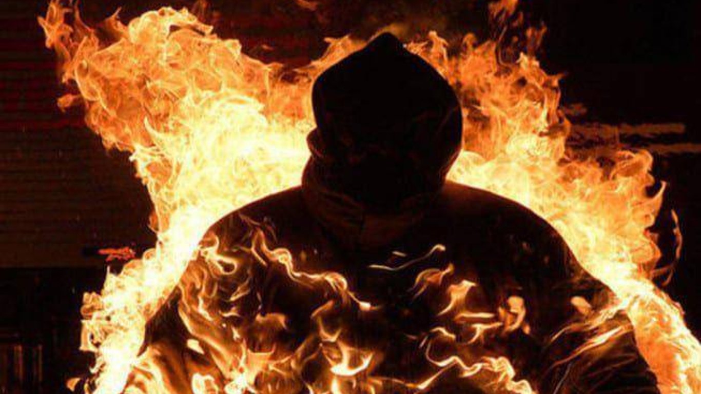 В центрі Києва під час параду чоловік підпалив себе