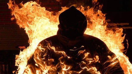 В центрі Києва під час параду чоловік підпалив себе. Відео - 285x160