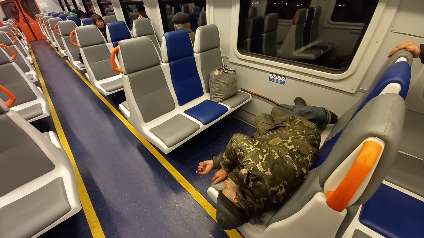 Поїзд Львів-Сянки – фото пасажирів, які сплять у взутті