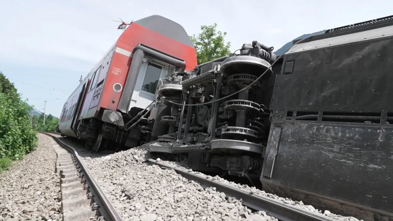 В баварских Альпах сошел с рельсов пассажирский поезд – есть погибшие и десятки раненых