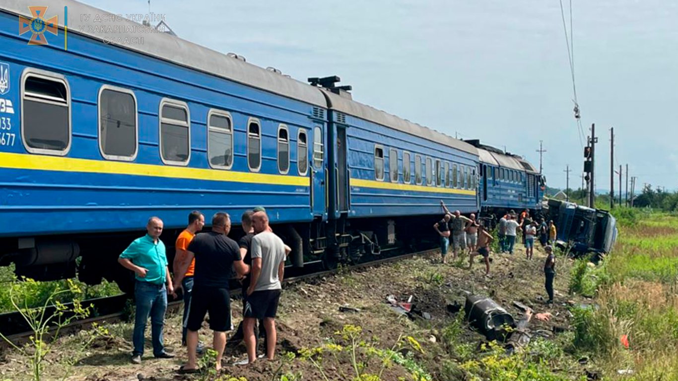 Столкновение поезда и грузовика на Закарпатье - есть пострадавшие. Фото