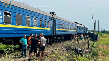 На Закарпатье поезд столкнулся с грузовиком: есть пострадавшие. Фото - 285x160