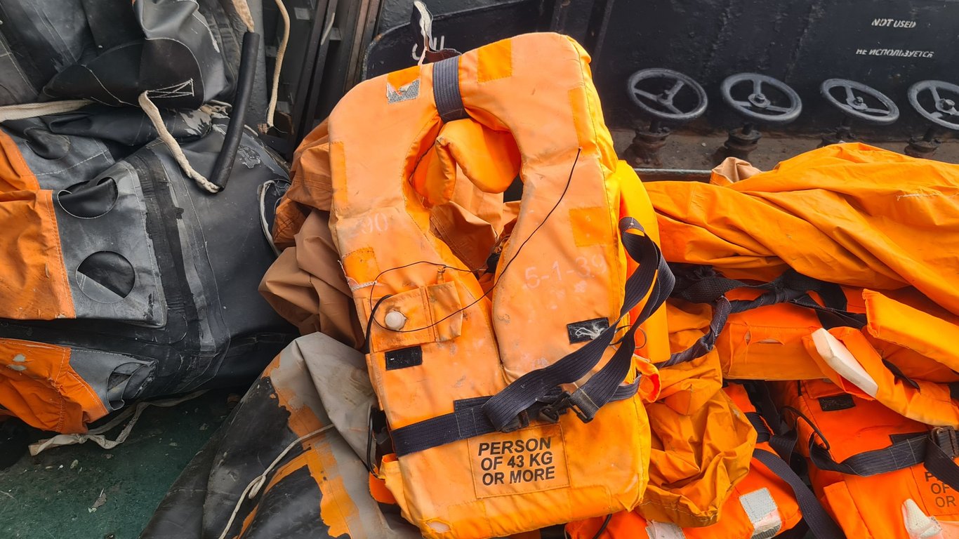 В Черном море нашли спасательный плот, на котором эвакуировали моряки из крейсера "москва"
