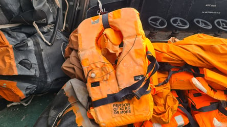 В Черном море нашли спасательный плот, на котором эвакуировали моряки из крейсера "москва" - 285x160