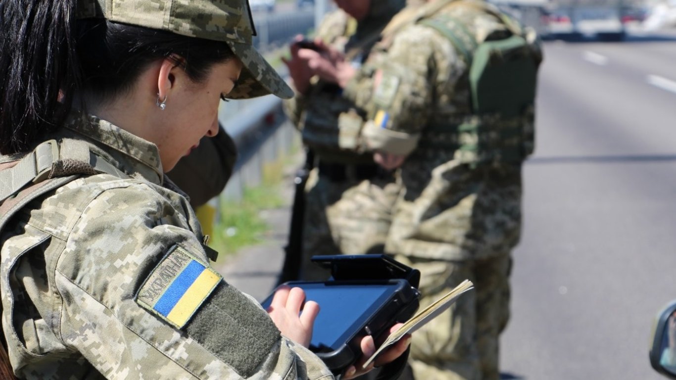 Перевірки на в'їзді до Києва - до міста намагалися потрапити чоловіки зі зброєю та липовими документами
