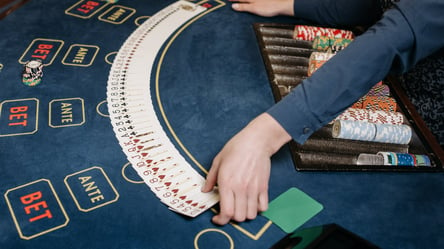 Организовали покерный клуб и онлайн-казино: во Львове будут судить 5 человек за ведение игорного бизнеса - 285x160