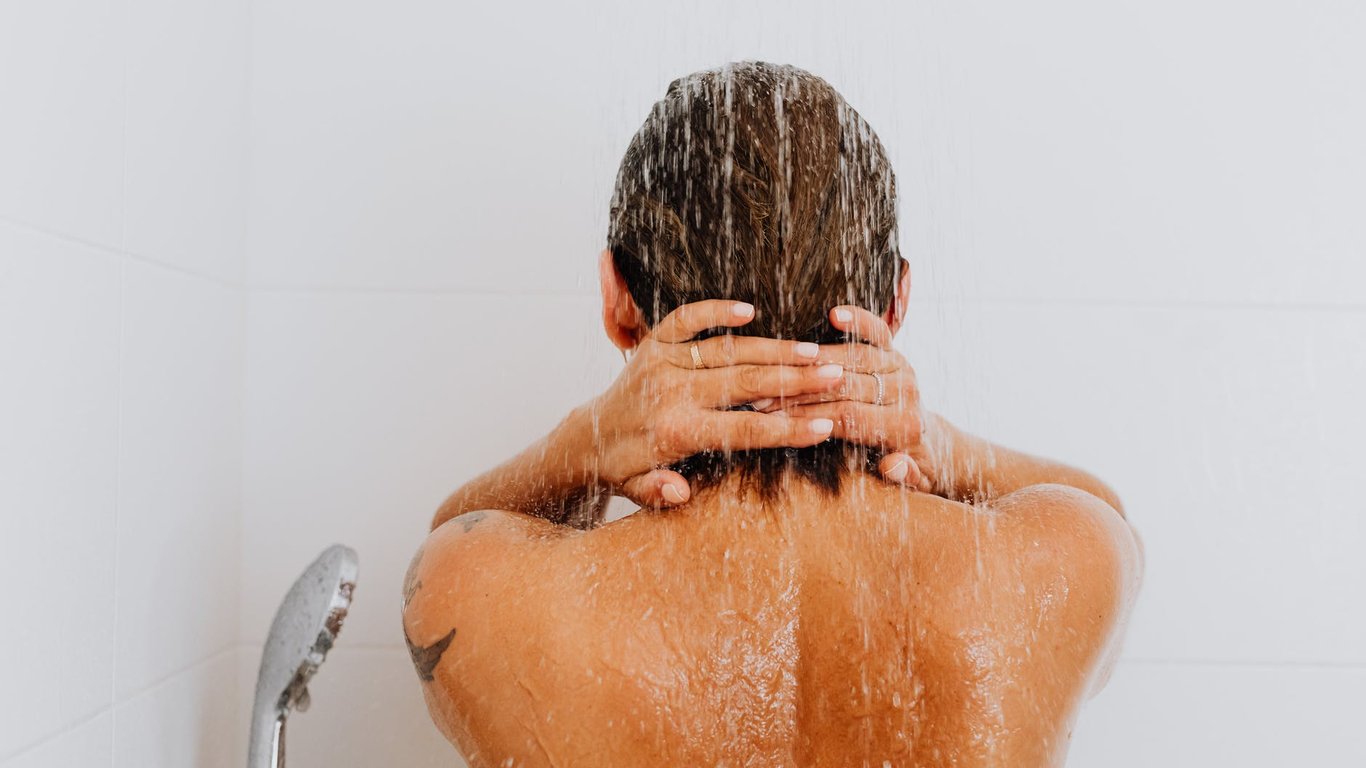 Полезно ли принимать холодный душ?