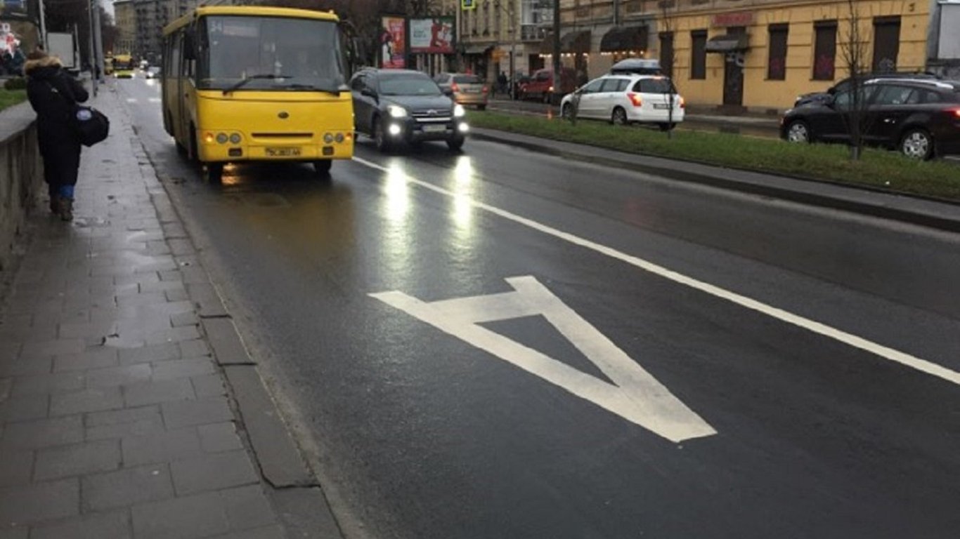 Київ просить водії не займати смуги громадського транспорту