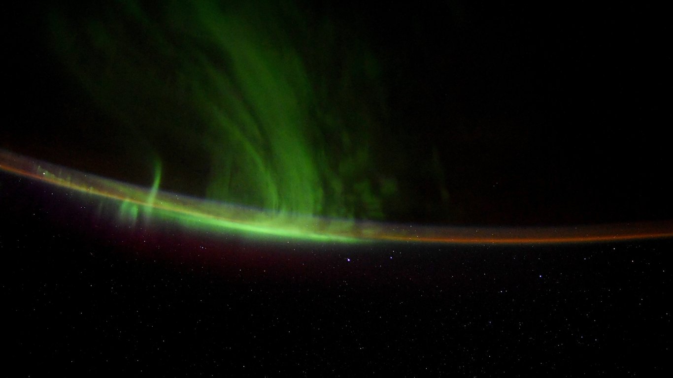 Полярное сияние из космоса - астронавт NASA показал впечатляющие фото