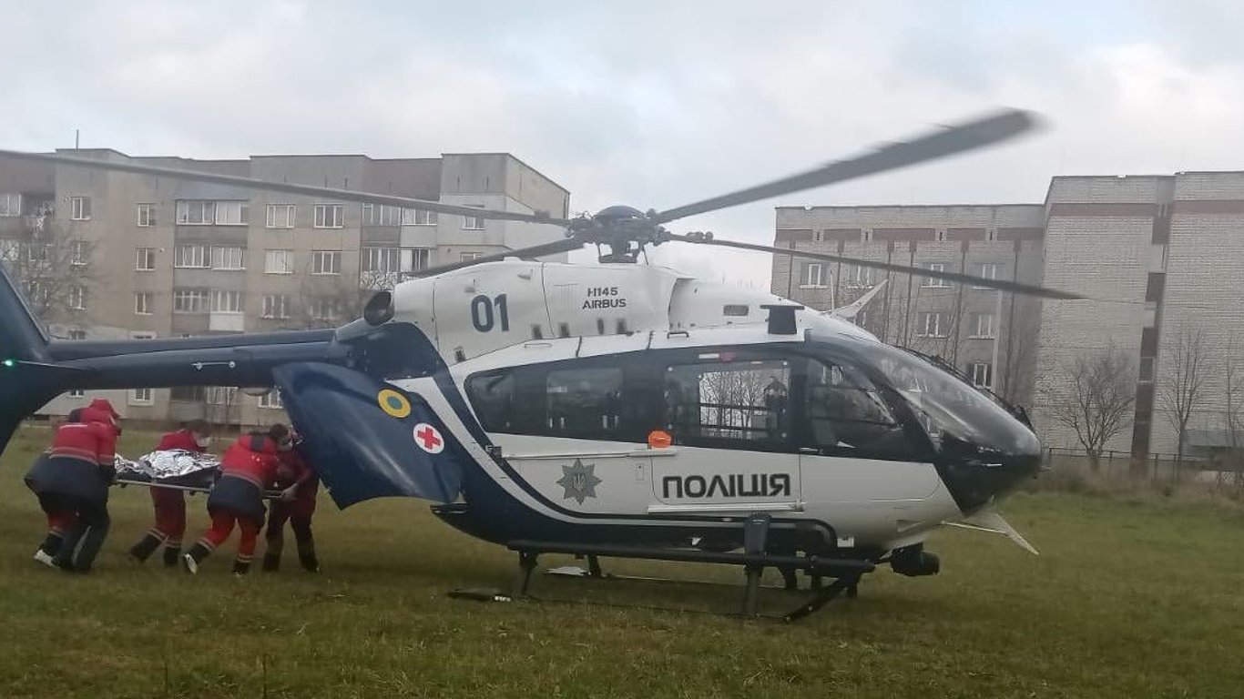 Полицейский вертолет доставил пациента в больницу во Львове