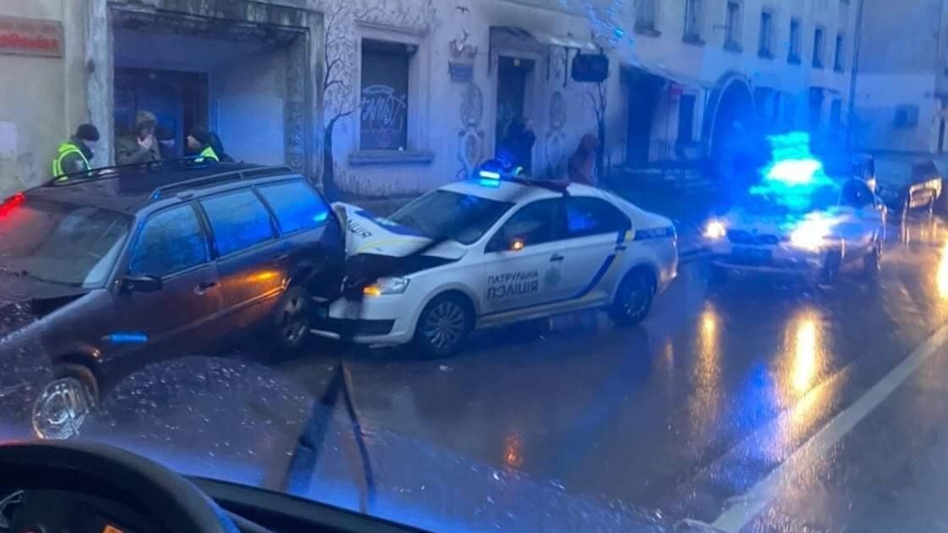 У Львові поліцейські в’їхали в авто - фото