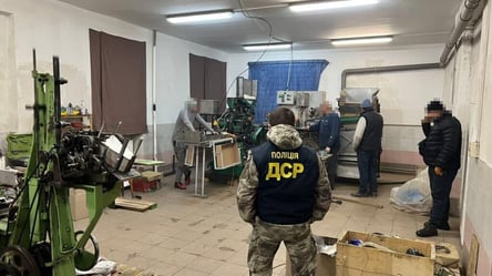 Львовские полицейские разоблачили подпольный цех по выработке сигарет. Видео - 285x160