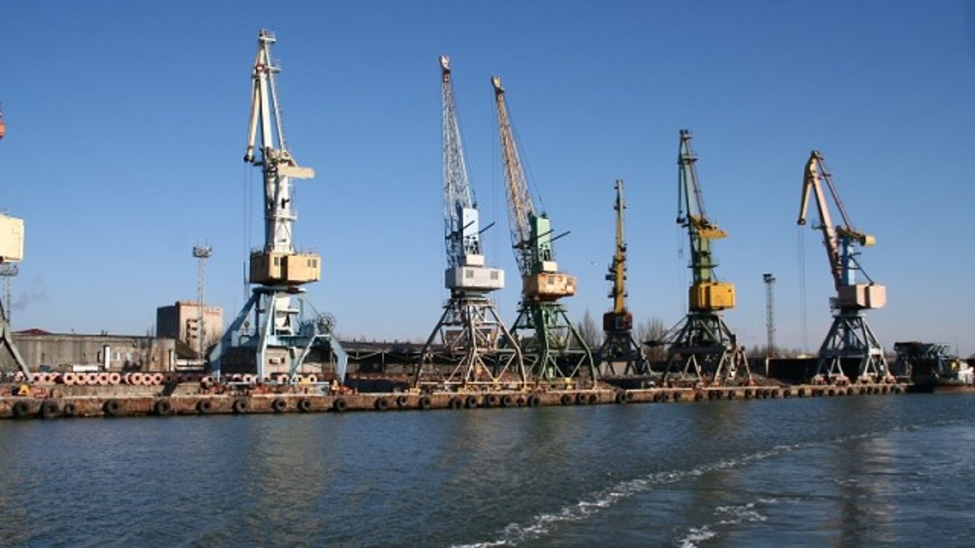 З окупованого Бердянська вийшло перше судно з тоннами краденого українського зерна