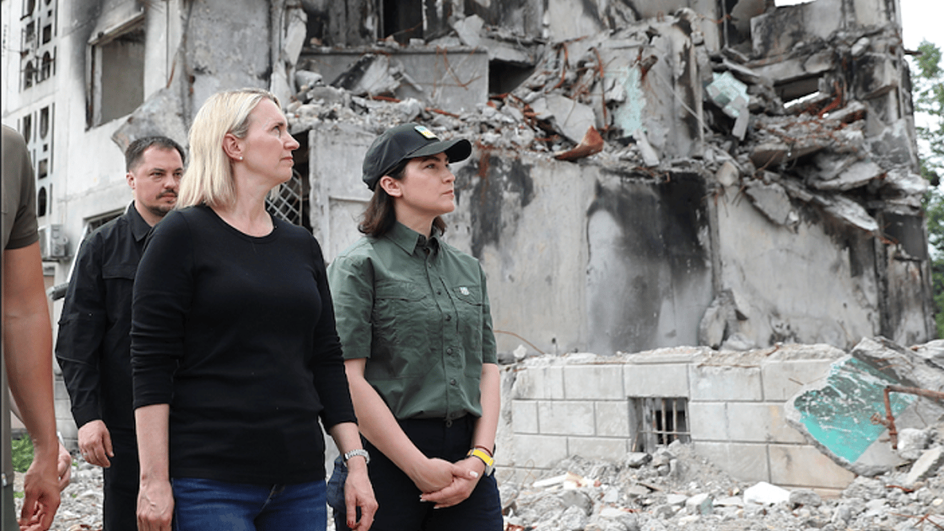 Посол США в Украине - Бриджит Бринк посетила разрушенный поселок в Киевской области